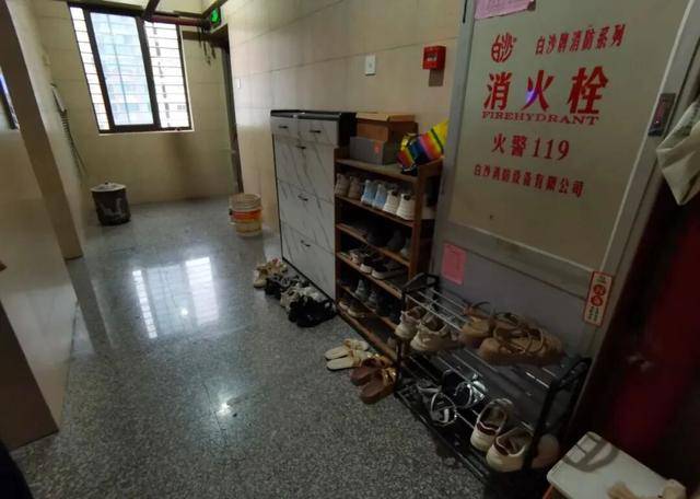 物业“不让门口放鞋子”<strong></p>
<p>LTC价格</strong>，门口放鞋柜违法吗？