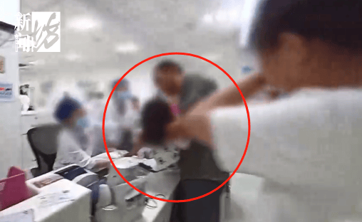 事发上海晚高峰！汹涌车流中<strong></p>
<p>数字货币交易</strong>，一男子绝望跳车，直奔民警而去……