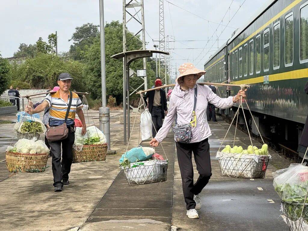 纸质火车票退场<strong></p>
<p>数字货币交易</strong>，每道折痕里都藏着远方、爱情与山河记忆
