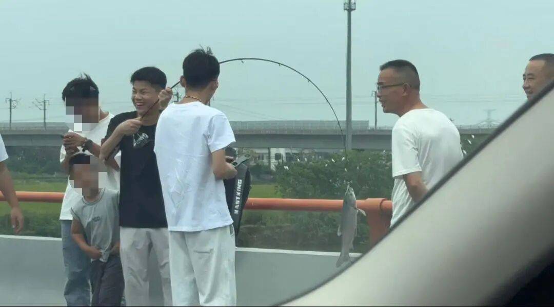 男子高速遇堵车下车钓鱼<strong></p>
<p>数字货币交易所</strong>，首竿即中！开怀大笑：“鱼送路人了”