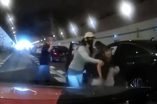 10岁男孩隧道内跪地拦车：哭得撕心裂肺<strong></p>
<p>数字货币交易app</strong>，求人救他妈妈