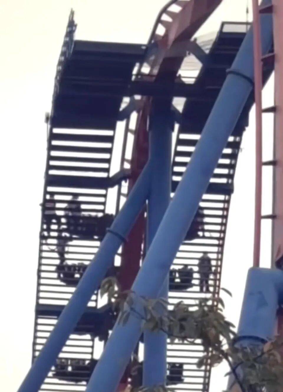 苏州一过山车运行中突然暂停<strong></p>
<p>数字货币交易app</strong>，游客从高空扶梯步行撤离，园方回应