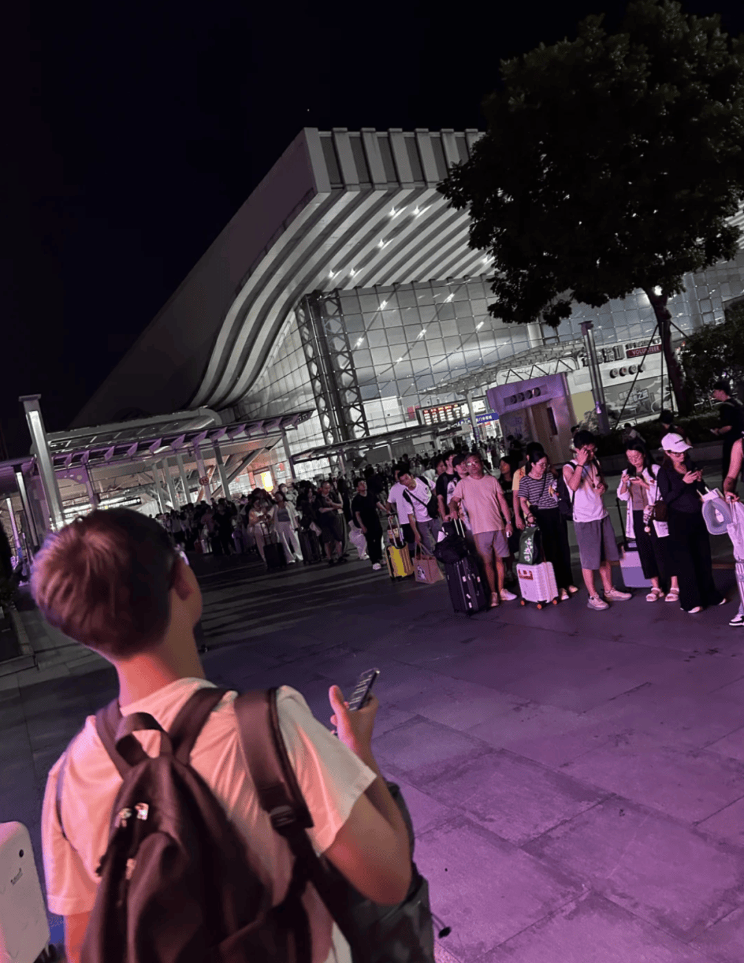 深圳北站凌晨返深被刷爆<strong></p>
<p>数字货币交易平台</strong>！附近叫车超200人？别慌！公交地铁加班护送