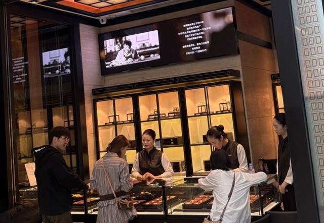 金价创历史新高！北京黄金消费“量价齐飞”<strong></p>
<p>数字货币交易平台</strong>，年轻人买金饰当“理财”，买涨不买跌成共识｜华夏双节观察