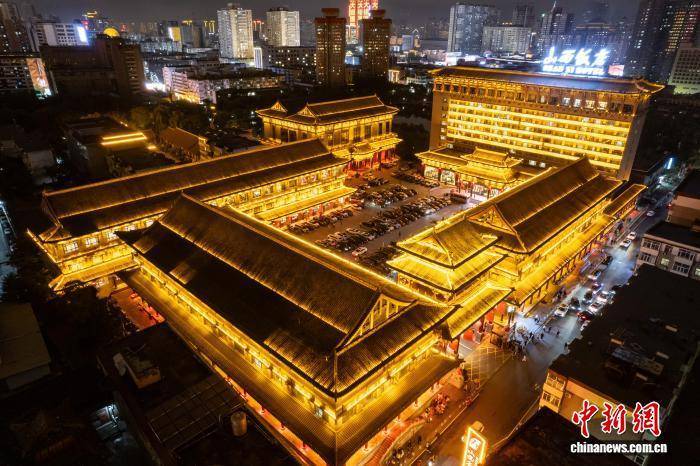 百年山西饭店夜景走红 古建新韵吸引游客