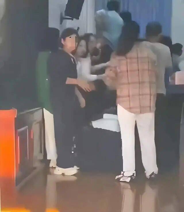 家长们跪成一排<strong></p>
<p>数字货币交易平台</strong>，学生蒙眼从背上踩过？教育局回应河南一中学举办活动引热议：正调查处理