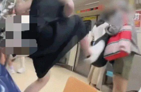 73岁老太地铁逼年轻人让座<strong></p>
<p>数字货币交易平台</strong>，被一脚踹飞！次日在超市闹事被捕，一查竟是通缉犯！