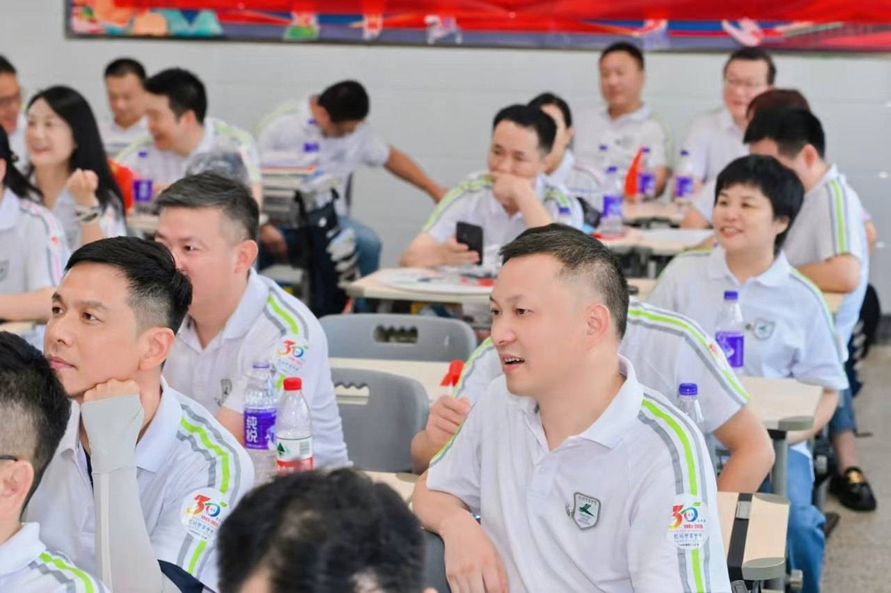 那个让老师骄傲的“调皮”班级！30年同学聚会<strong></p>
<p>数字货币交易官网</strong>，还伴有一封来自贵州的感谢信