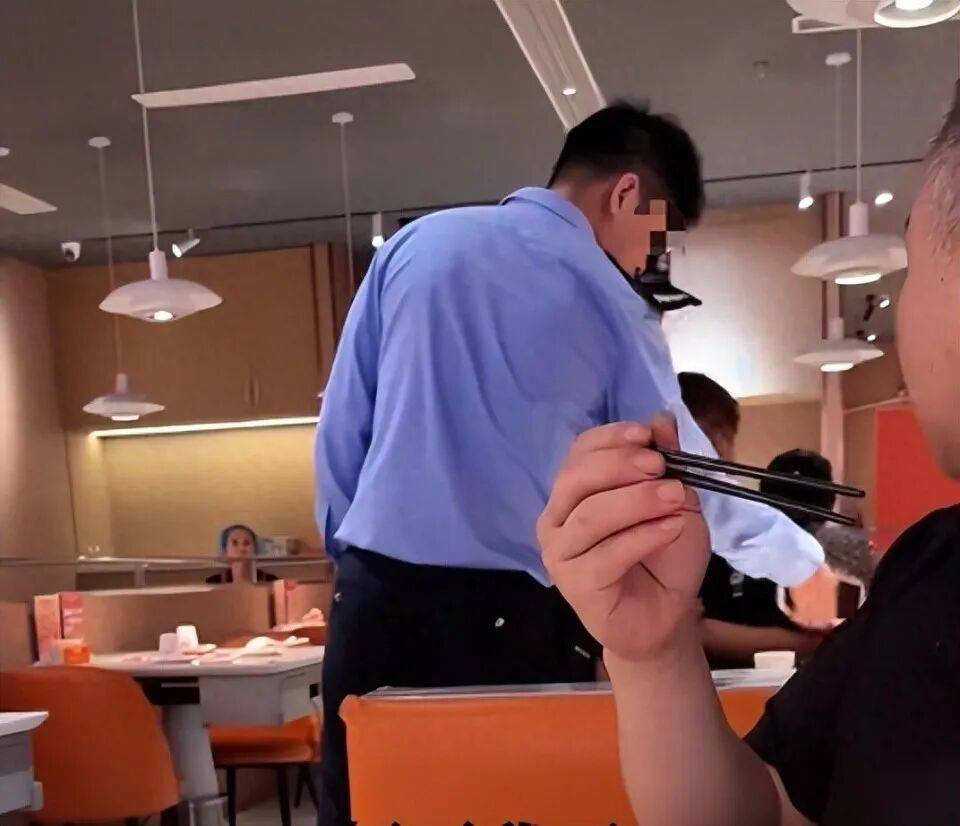 小伙和女友餐厅吃饭<strong></p>
<p>数字货币交易官网</strong>，被民警赶来戴铐带走；警方回应：其女友与一离家女孩“撞脸”，错抓已道歉