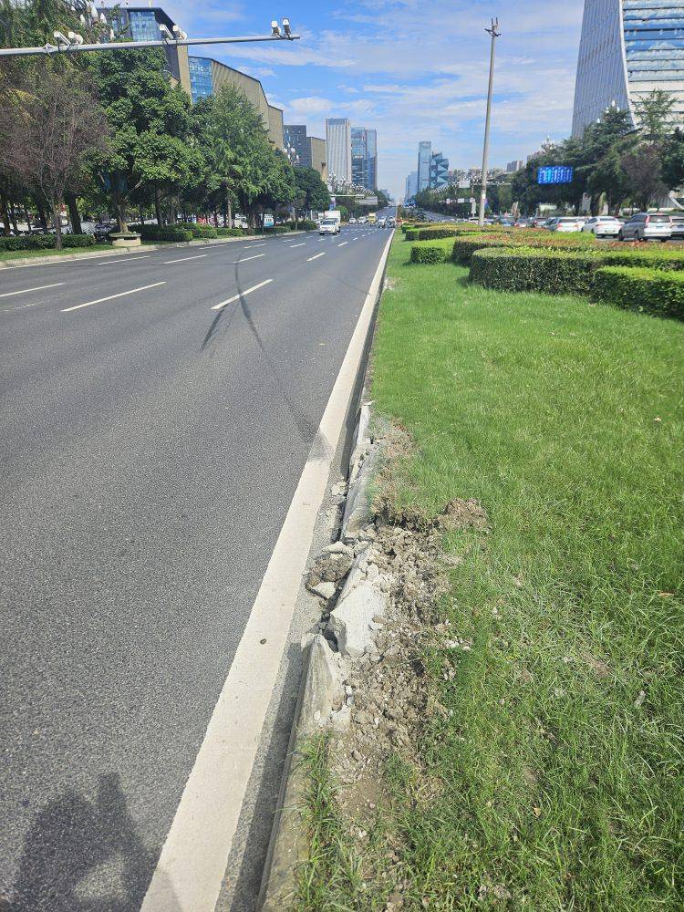 成都发生一起严重交通事故<strong></p>
<p>数字货币交易APP下载</strong>，上游新闻实地探访：燃烧留下的印记仍在