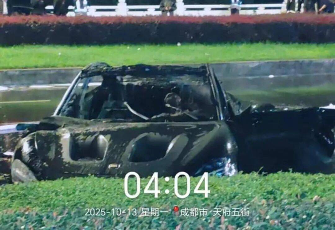 一辆SU7碰撞后爆燃<strong></p>
<p>数字货币交易APP下载</strong>，多人救援未果！小米股价重挫近8%！