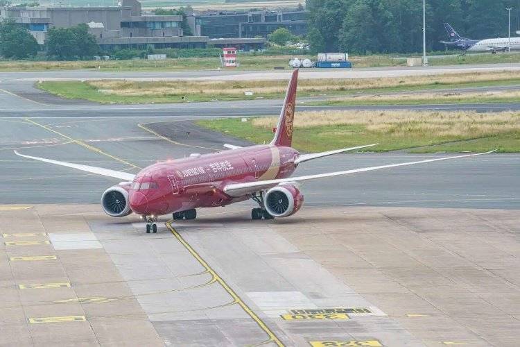 安全员捡走旅客落在飞机上的手机<strong></p>
<p>数字货币交易APP下载</strong>，吉祥航空：已解聘该员工