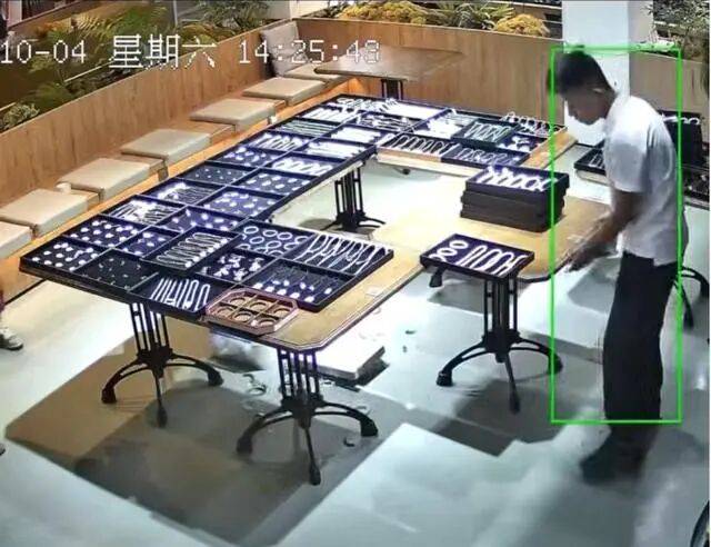 苏州一20岁店员不小心摔碎一盒玉镯损失百万，老板未要赔偿安慰小伙别有压力