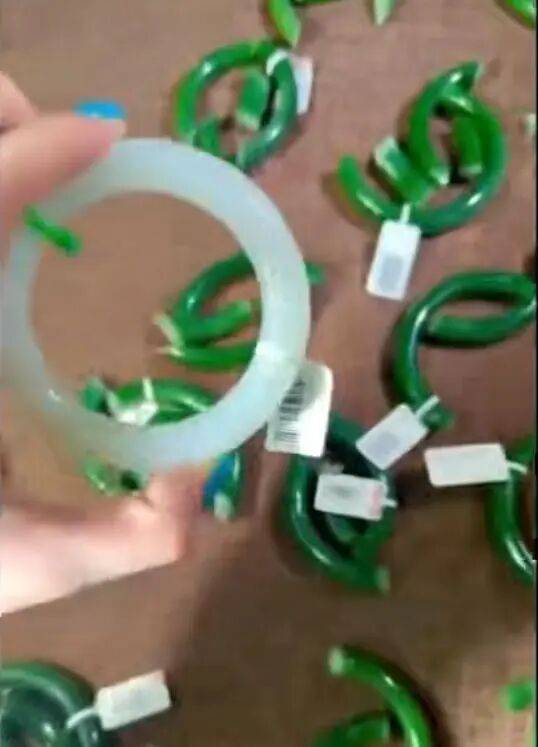 苏州一20岁店员不小心摔碎一盒玉镯损失百万<strong></p>
<p>数字货币app</strong>，老板未要赔偿安慰小伙别有压力