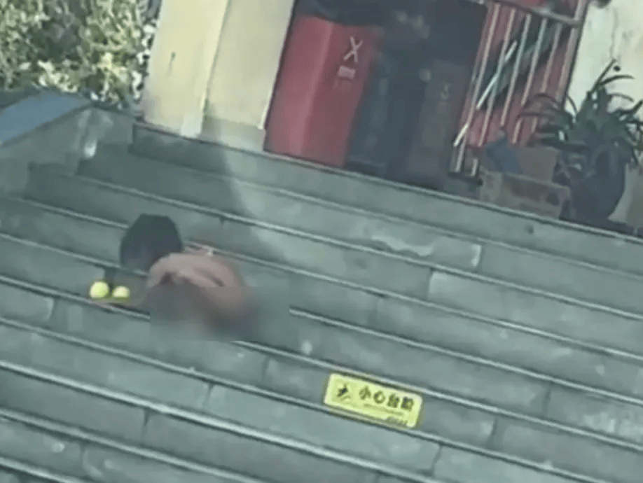 四川一高速服务区现“野人小孩”，吃饭、爬行、跑步都像狗？当地回应