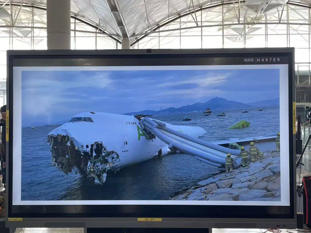 机身断成两截<strong></p>
<p>数字货币官网</strong>，2名遇难者在海下约7米处被找到，巡逻车在飞机跑道外被撞进海里，香港机场飞机坠海事故更多细节披露