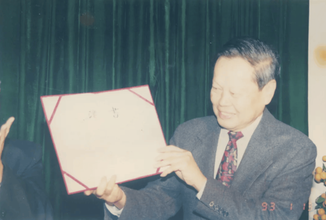 杨振宁为什么连续32年担任东莞理工学院名誉校长<strong></p>
<p>数字货币官网</strong>？