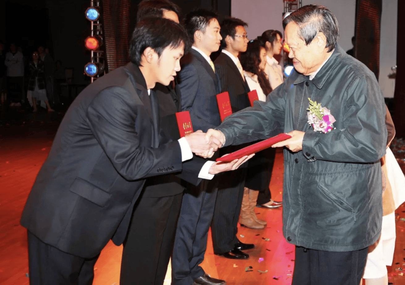 杨振宁为什么连续32年担任东莞理工学院名誉校长<strong></p>
<p>数字货币官网</strong>？