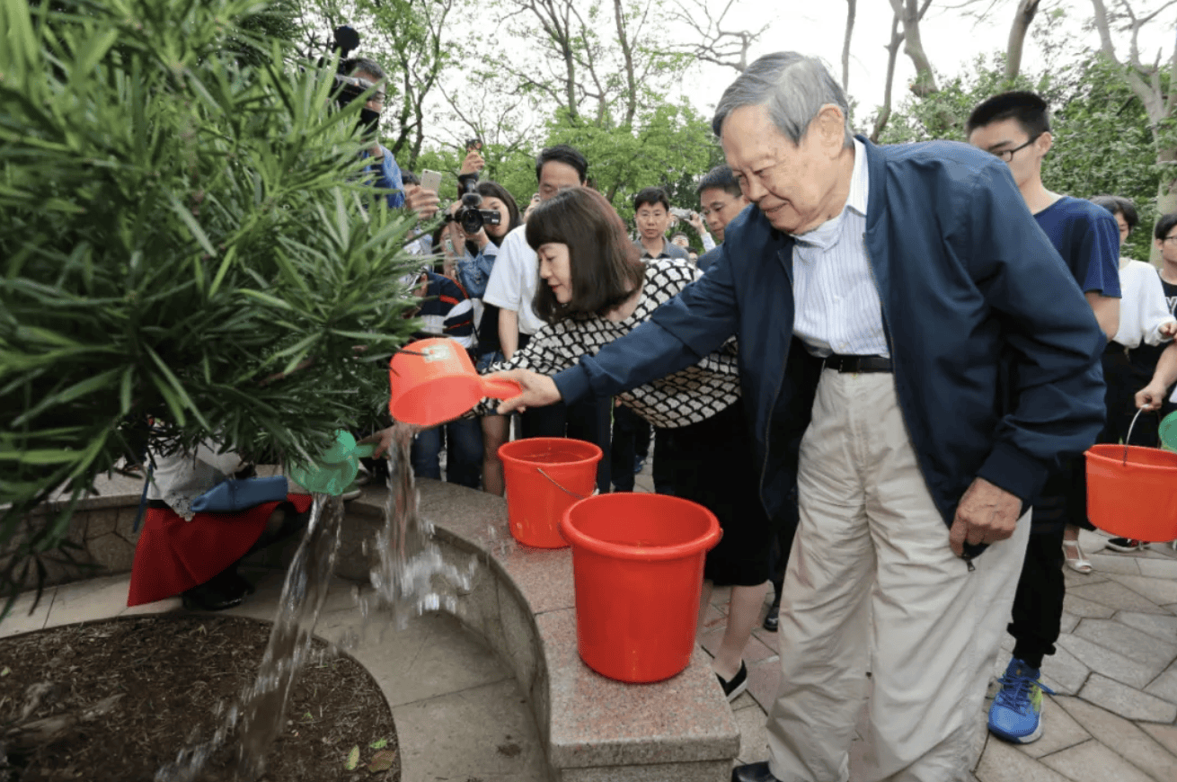 杨振宁为什么连续32年担任东莞理工学院名誉校长<strong></p>
<p>数字货币官网</strong>？