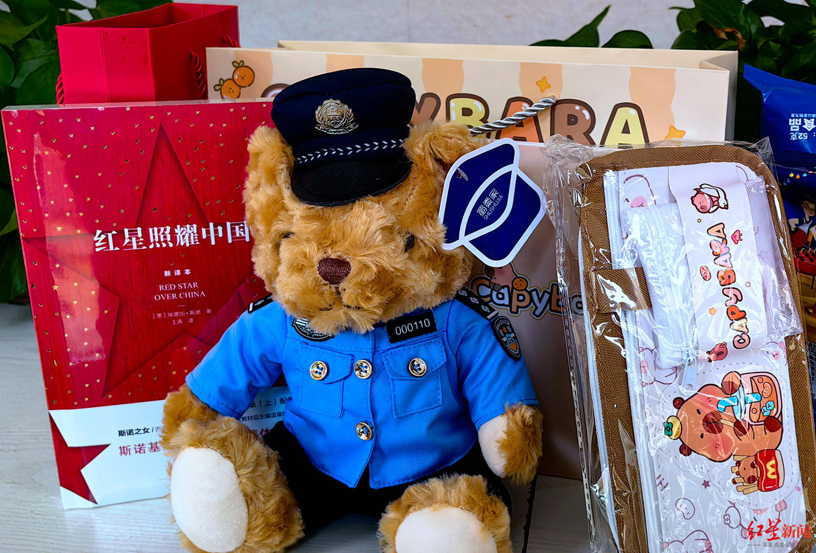 初二男生捡到1.4万余元现金<strong></p>
<p>数字货币网站</strong>，淡定拍视频后报警物归失主，民警送“奖”到校园