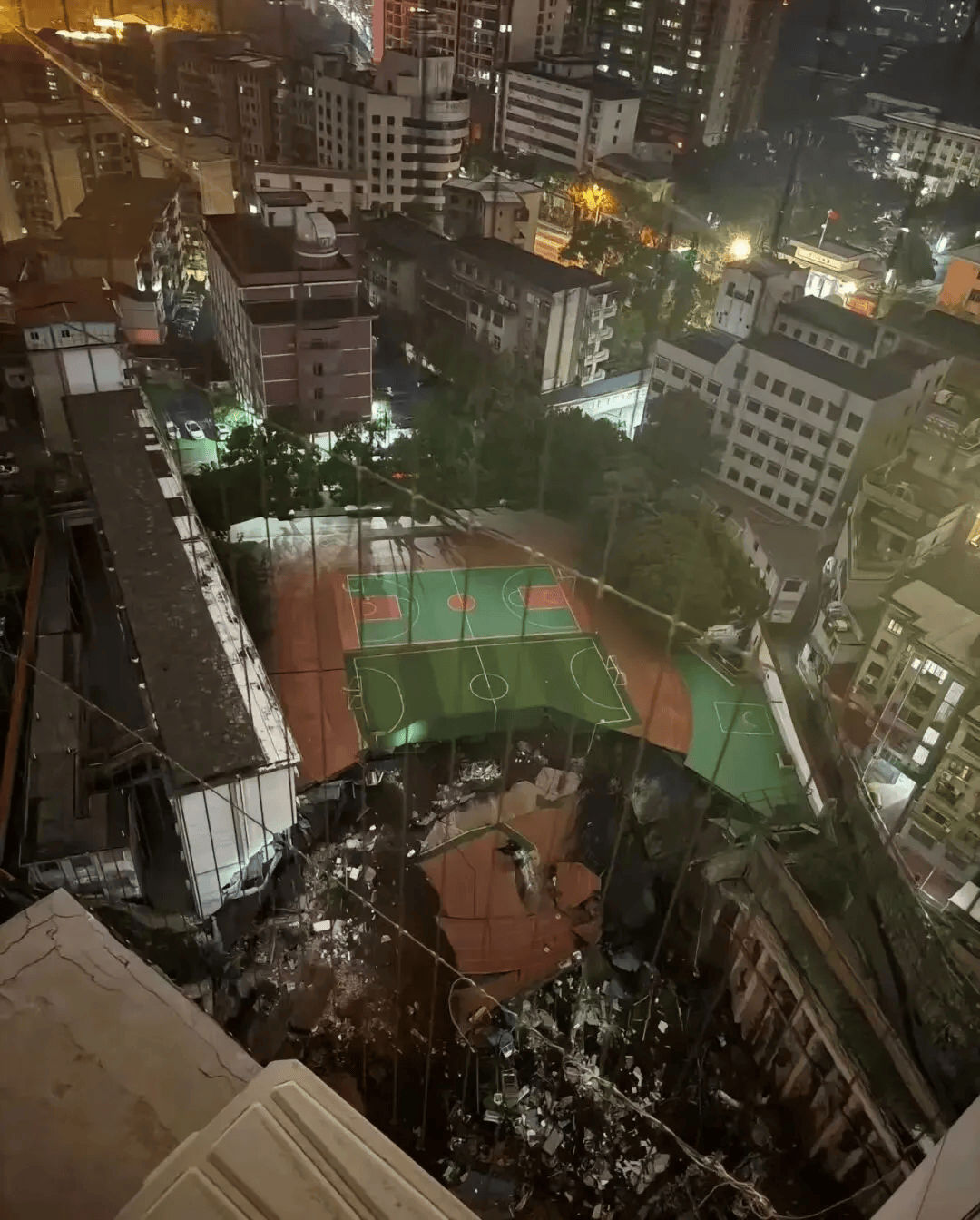 近4000人小学突发坍塌形成巨大坑洞<strong></p>
<p>数字货币网站</strong>，操场塌下去一半，“还好发生在夜里”