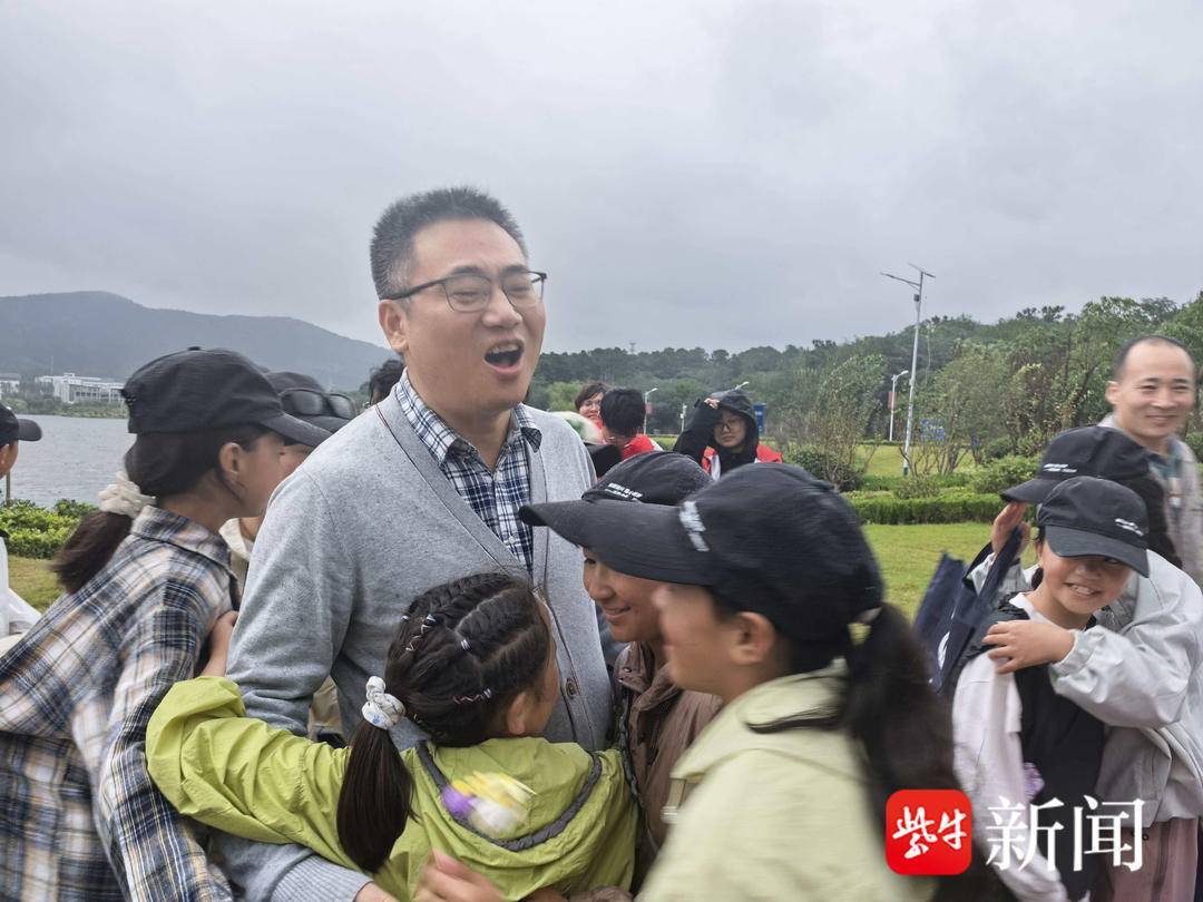 “叔叔是江苏的<strong></p>
<p>数字货币APP下载</strong>，将来一定带你们去看看！”镇江警官不忘承诺，四次组织近百名藏区学子来苏研学