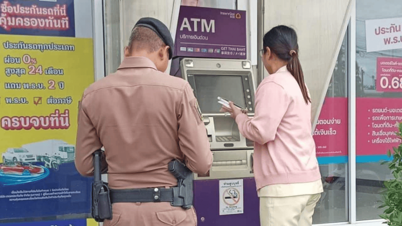 泰国女子在ATM机取钱<strong></p>
<p>数字货币交易平台</strong>，取款口突然窜出一条蛇