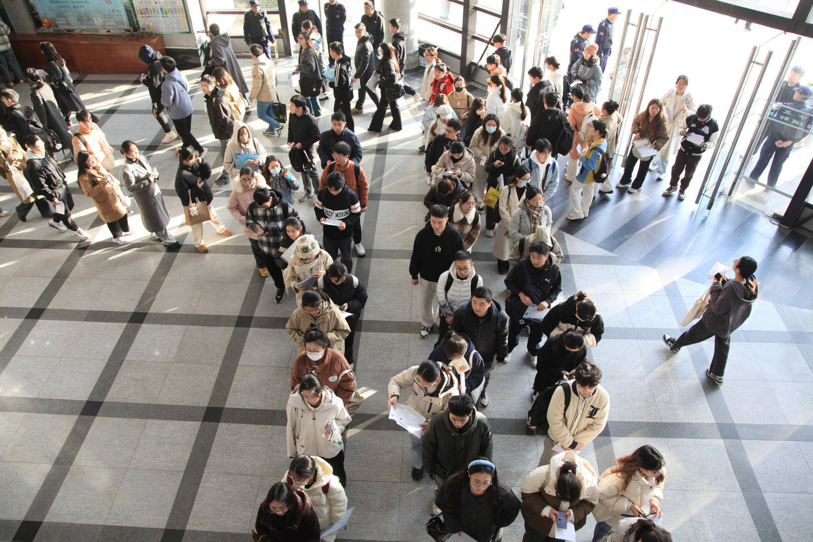 打破“35岁门槛”的首次国考：报名人数超350万创新高<strong></p>
<p>数字货币交易平台</strong>，前十岗位3个为税务系统