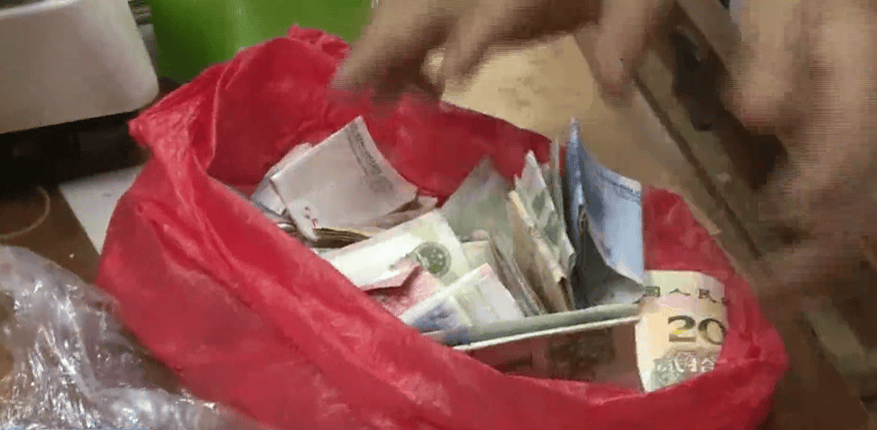 广东一男子两三年持续往批发店无故扔钱<strong></p>
<p>数字货币行情</strong>，店主：每次他都不承认，还钱还把钱送回来