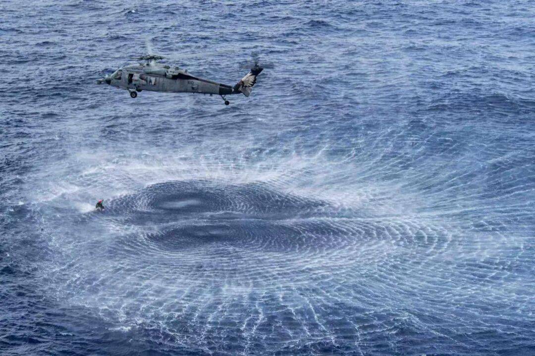 美海军在南海连摔两架飞机<strong></p>
<p>BITOP</strong>，因电磁攻击？中国军号发文