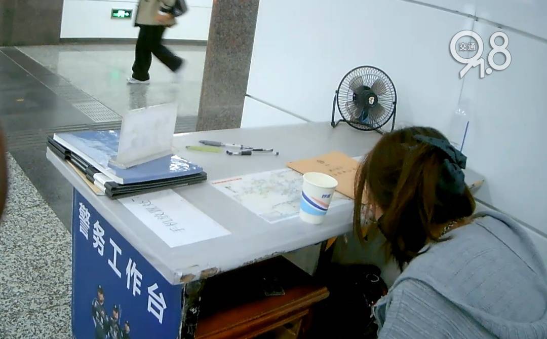 杭州地铁内<strong></p>
<p>ETH-以太坊</strong>，女乘客突然崩溃大哭！紧接着……这一幕被拍下