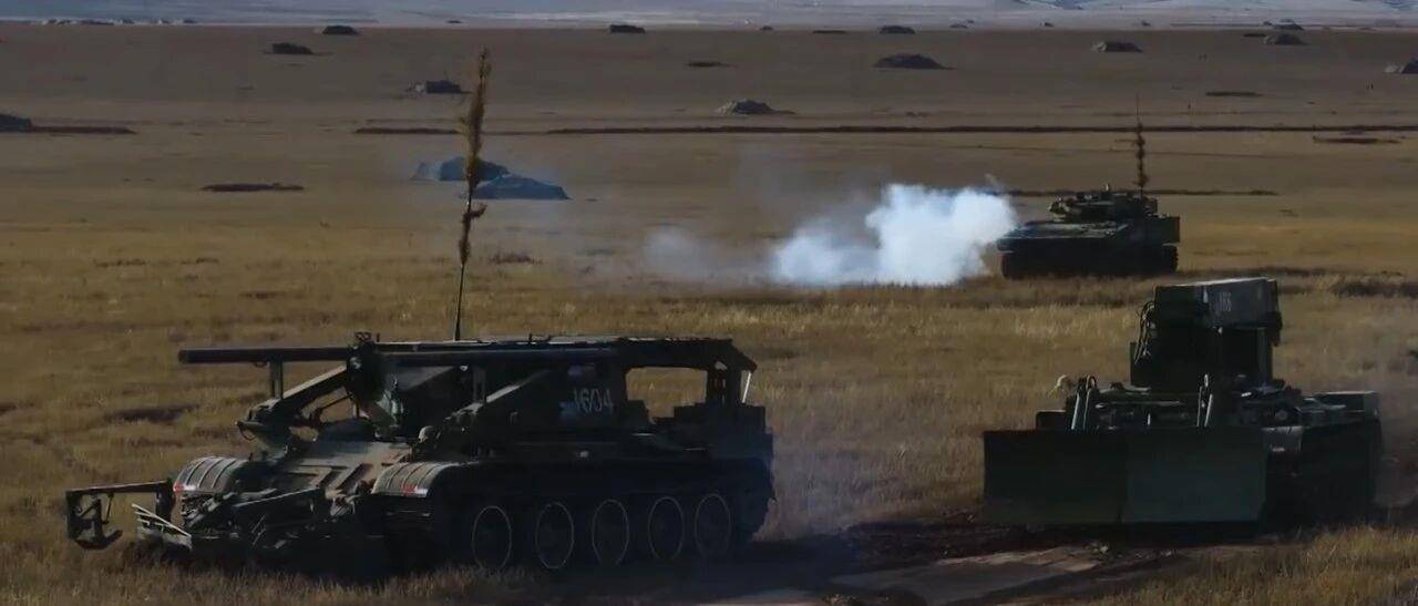 大场面！机器狗、无人机开路<strong></p>
<p>华泰证券</strong>，实兵对抗演练画面公布