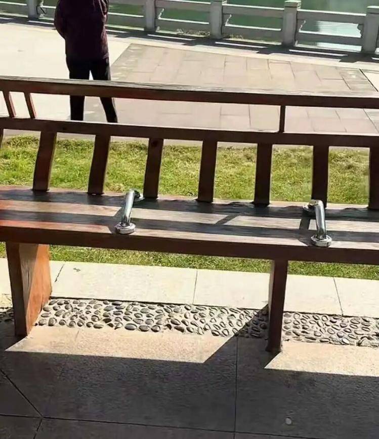 未装时有人不文明躺卧<strong></p>
<p>宿迁有哪些证券公司</strong>，装上后被质疑不友好，东莞回应“公园座椅防躺卧装置装了又拆”