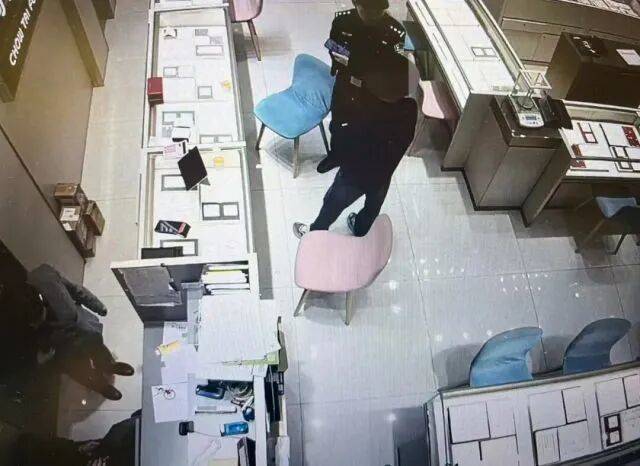 股市套现170万元后<strong></p>
<p>国泰君安</strong>，杭州男子豪购300克金条！老板当场报警……