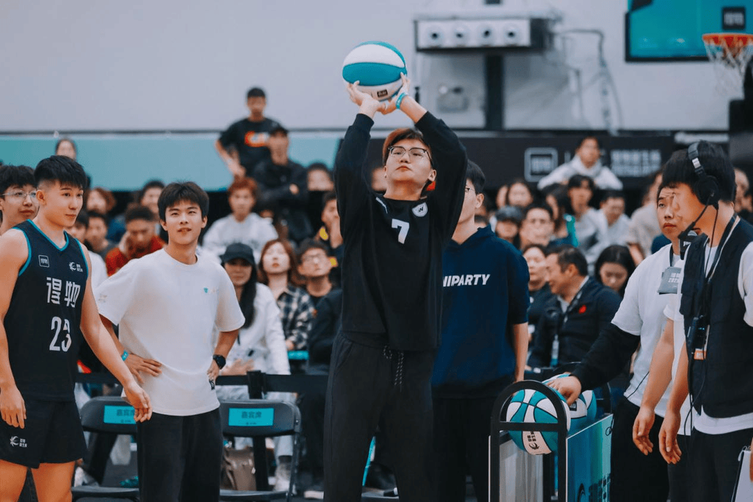 复旦、交大、同济等八大高校集结<strong></p>
<p>国泰君安</strong>，得物App“新生杯”篮球赛首战上海