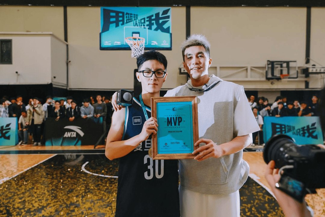 复旦、交大、同济等八大高校集结<strong></p>
<p>国泰君安</strong>，得物App“新生杯”篮球赛首战上海