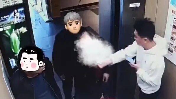 大叔叼着烟进电梯<strong></p>
<p>中信证券</strong>，小伙果断出手！网友点赞