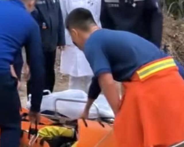 “我来个跳的”！女驴友不慎摔下巨石<strong></p>
<p>方正证券独立交易软件</strong>，目击者：粉碎性骨折