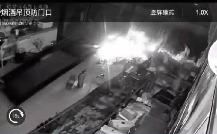 多名男子开越野车撞开烟酒店大门行窃<strong></p>
<p>首创证券济南营业部</strong>，失主报案称损失超20万元，警方回应