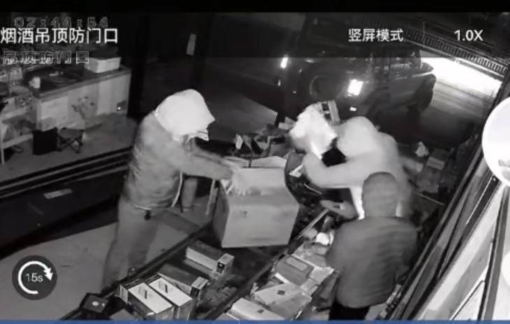多名男子开越野车撞开烟酒店大门行窃<strong></p>
<p>首创证券济南营业部</strong>，失主报案称损失超20万元，警方回应
