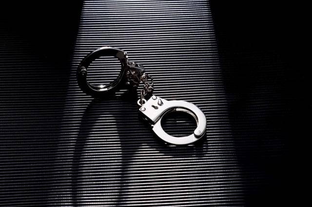 17岁女孩被继父强奸时不敢反抗，曾目睹其家暴生母 法院：继父构成强奸罪