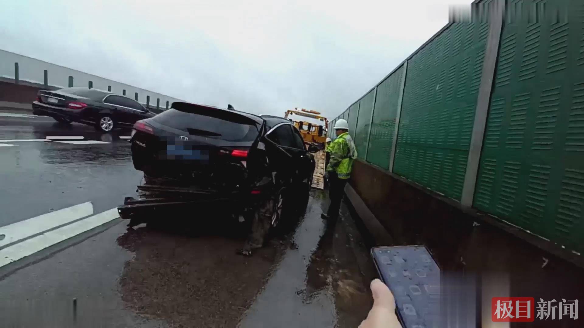 雨天路滑失控<strong></p>
<p>盈透证券资金如何转出</strong>，阳新一车主遭遇高速惊魂