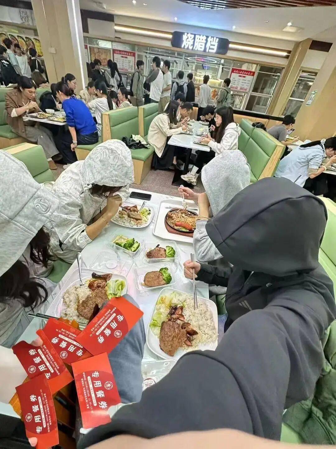 广东工业大学请6万师生吃牛扒<strong></p>
<p>张家港中信证券招聘</strong>，校方回应：因近期学校喜事很多