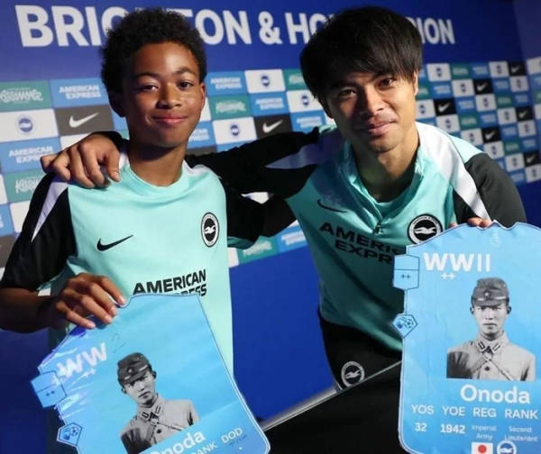 日本球员持“日本最后兵”照片合影<strong></p>
<p>长城证券同花顺手机版</strong>，英超球队致歉