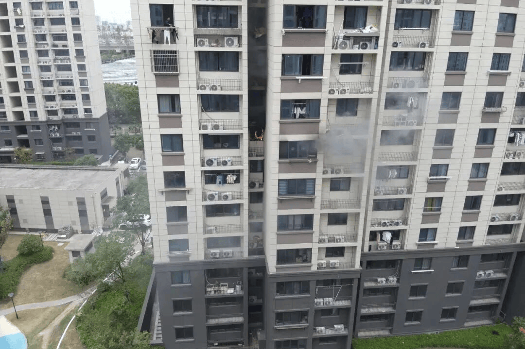 夜晚<strong></p>
<p>证券公司上市时间排名</strong>,办公楼12层突冒火光!一个动作险酿大祸,监控还原真相