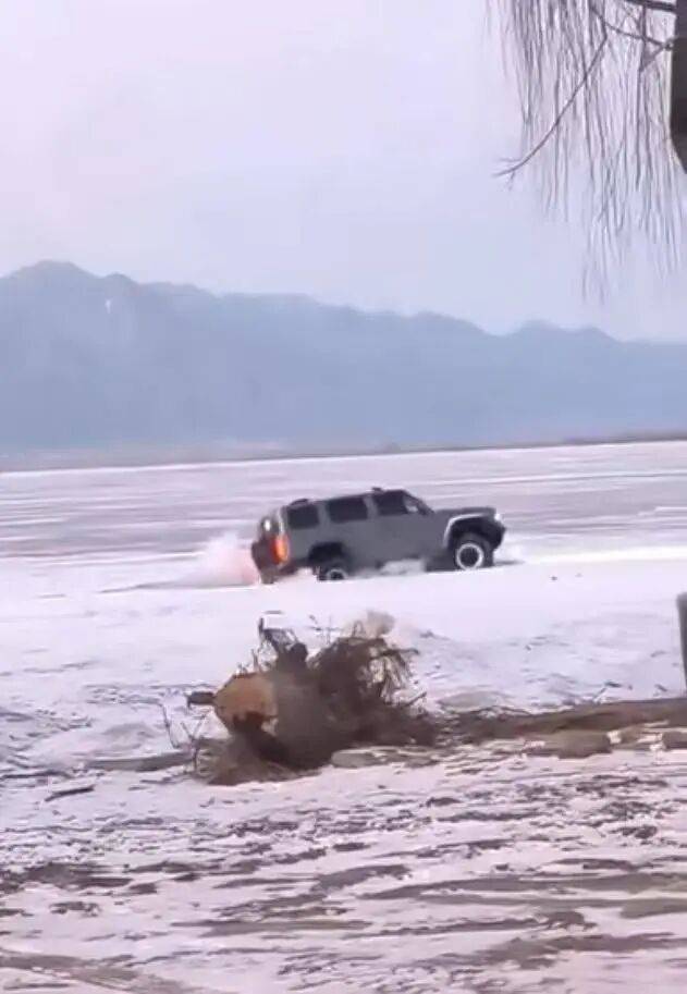 河北一越野车在水库冰面练漂移<strong></p>
<p>南京河西华泰证券广场</strong>,冰层突然破裂,车轮落水被冻6小时,找来吊车深夜将车吊出