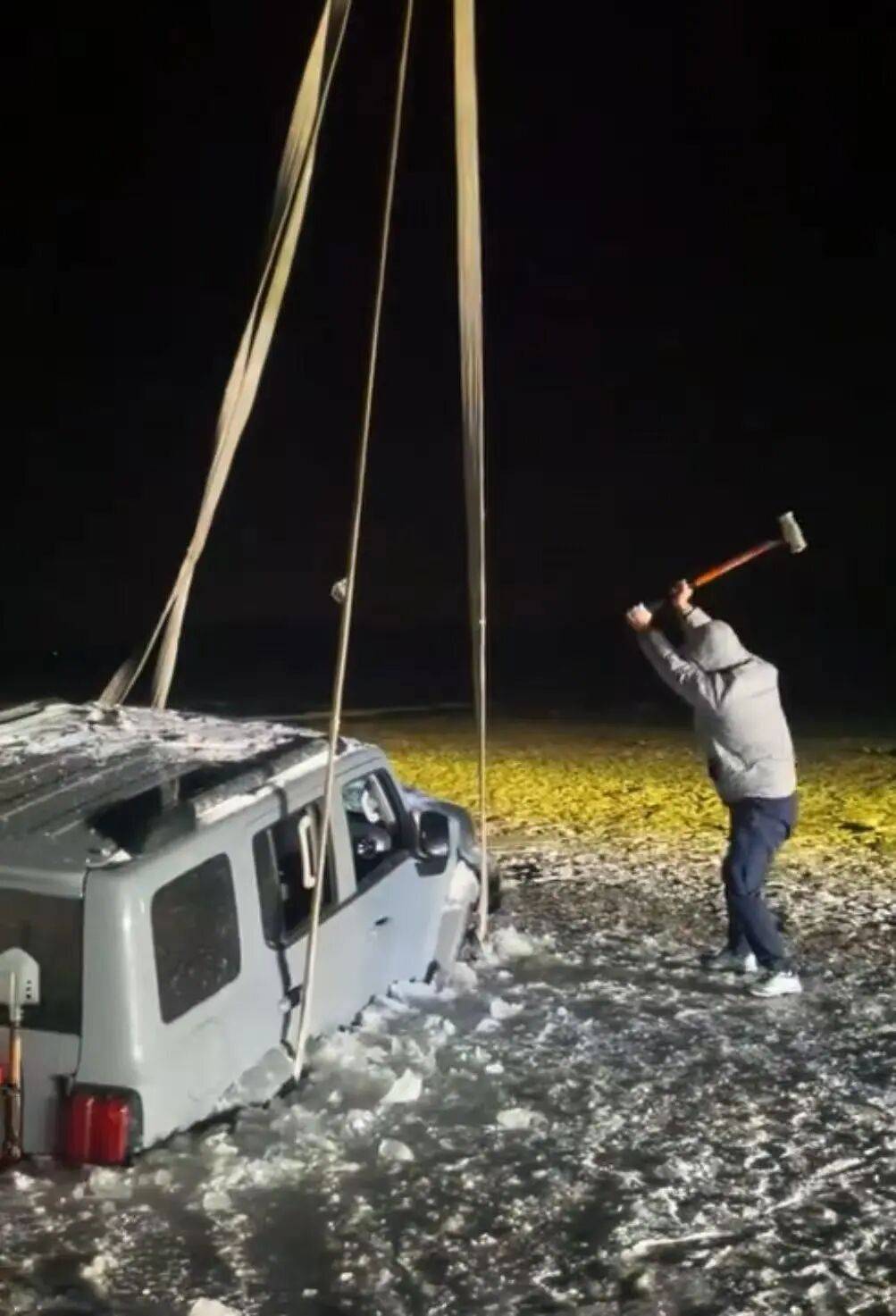 河北一越野车在水库冰面练漂移<strong></p>
<p>南京河西华泰证券广场</strong>,冰层突然破裂,车轮落水被冻6小时,找来吊车深夜将车吊出