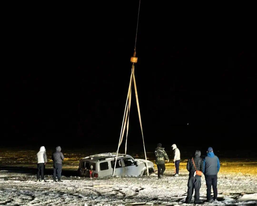 河北一越野车在水库冰面练漂移<strong></p>
<p>南京河西华泰证券广场</strong>,冰层突然破裂,车轮落水被冻6小时,找来吊车深夜将车吊出