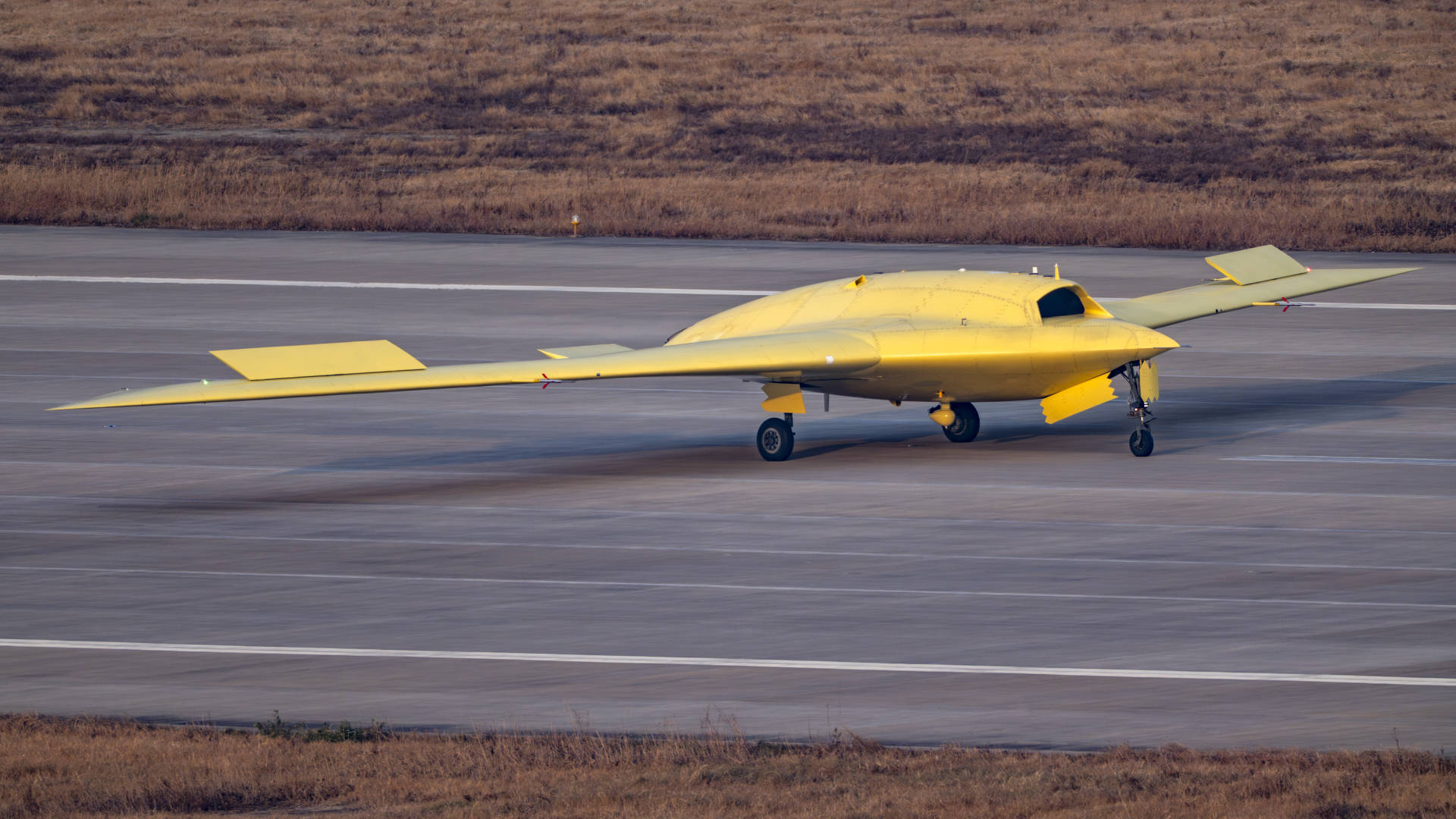 多张高清大图<strong></p>
<p>南京河西华泰证券广场</strong>!新型高空高速长航时无人机彩虹-7近日成功首飞