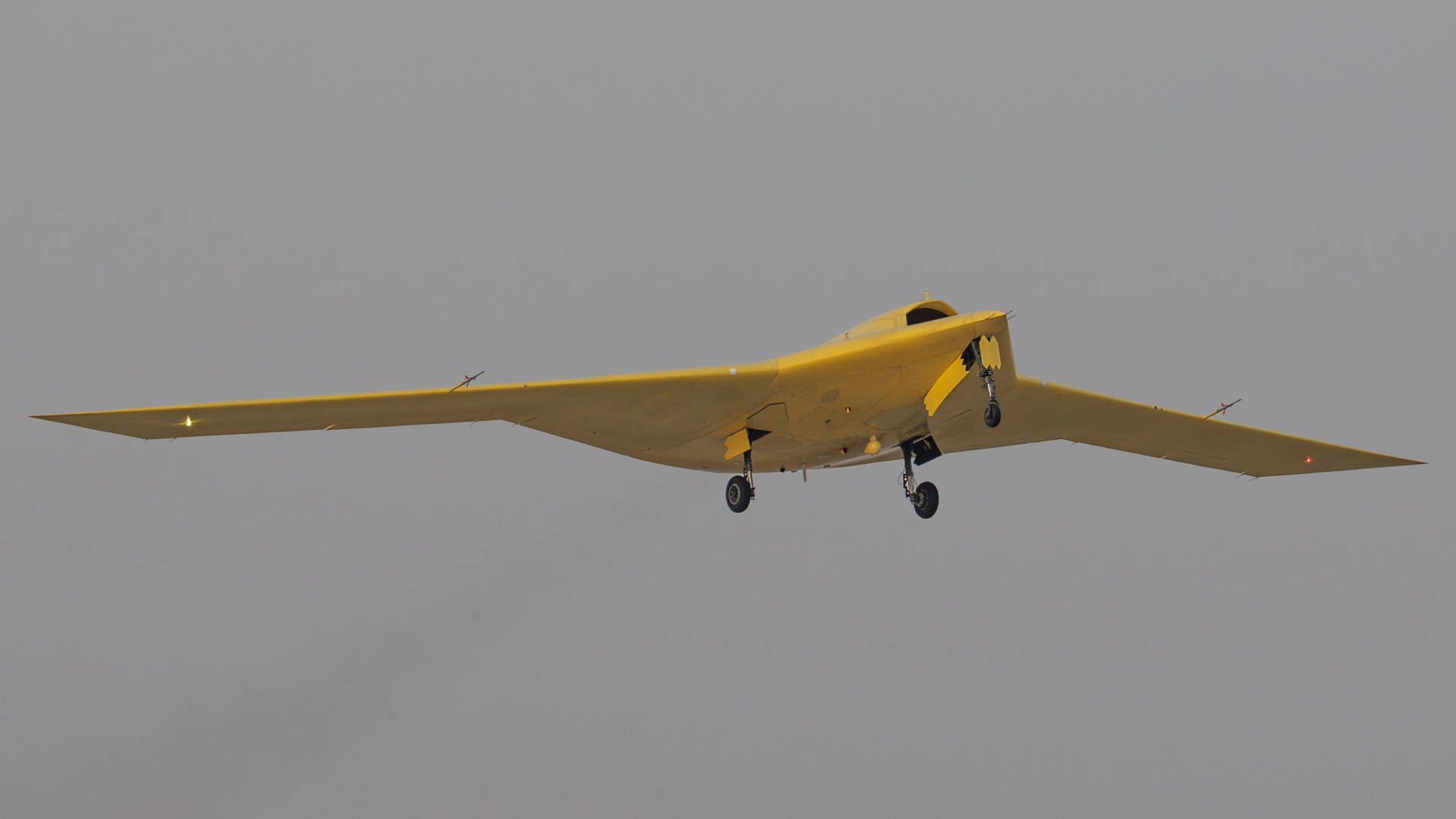 多张高清大图<strong></p>
<p>南京河西华泰证券广场</strong>!新型高空高速长航时无人机彩虹-7近日成功首飞